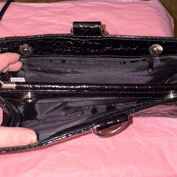 Elegant Black Crocodile-Embossed Clutch - Picture 2 of 3